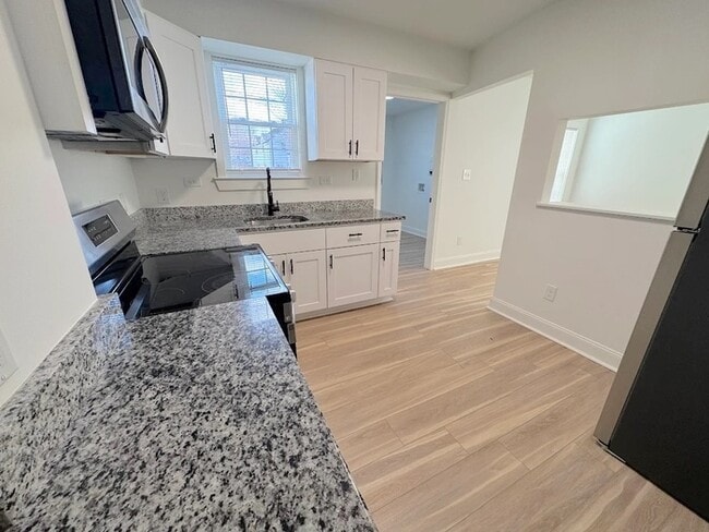 Building Photo - 102 Cushing St