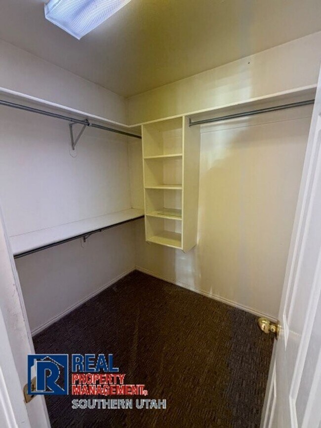 Building Photo - Golf Course Home