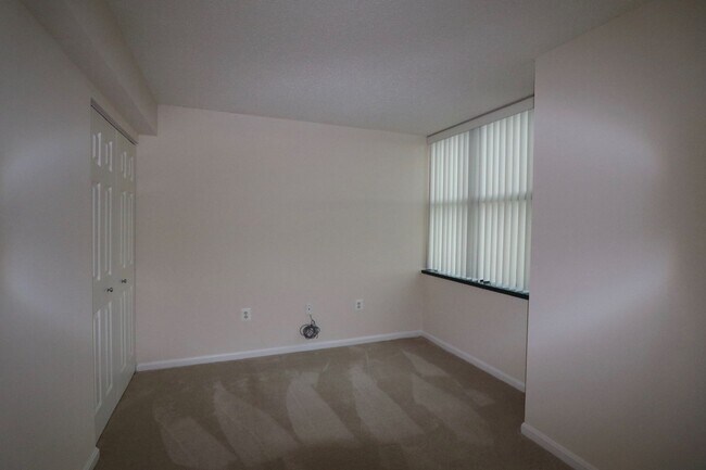 Building Photo - Spacious 2BD/1BA Condo with Glorious Views!