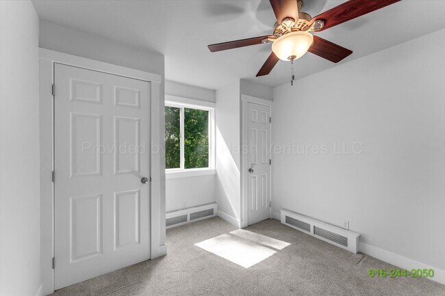 Building Photo - BEAUTIFUL 3 BEDROOM IN ALTO!