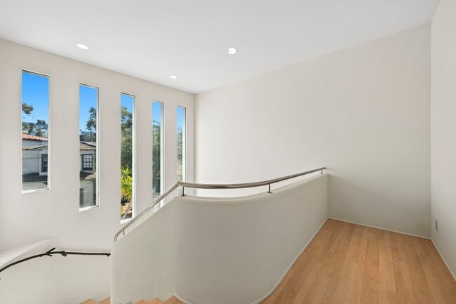 Building Photo - 2700 Barnson Pl