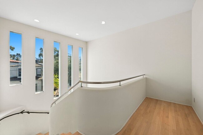 Building Photo - Gorgeous 3 Bed/3 Ba Home Tucked Away in th...