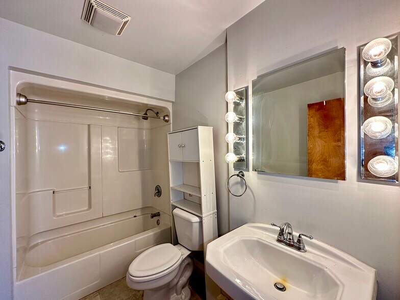 Building Photo - 105 W Chartes St