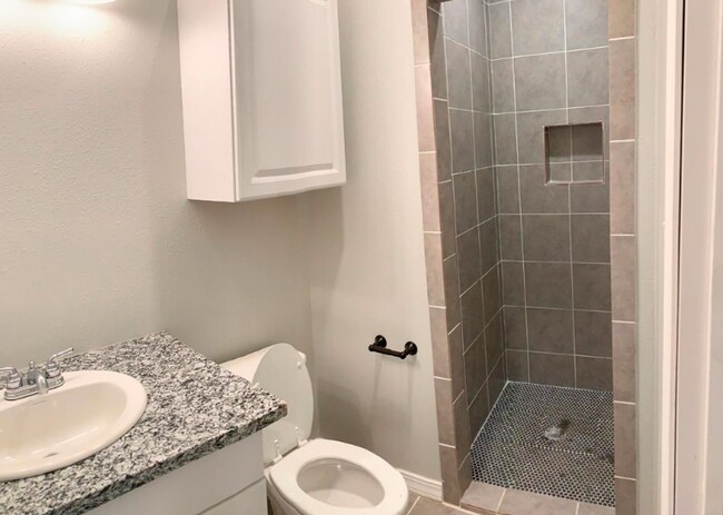 Building Photo - Beautiful Duplex!