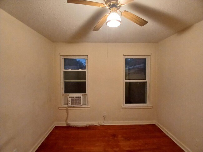 Building Photo - Avon 3015-3017