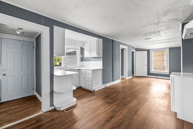 Building Photo - Newly Renovated 4 Bedroom 2 Bathroom Home