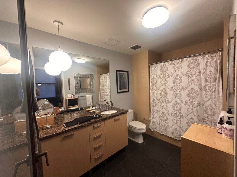 Building Photo - 460 S Spring St