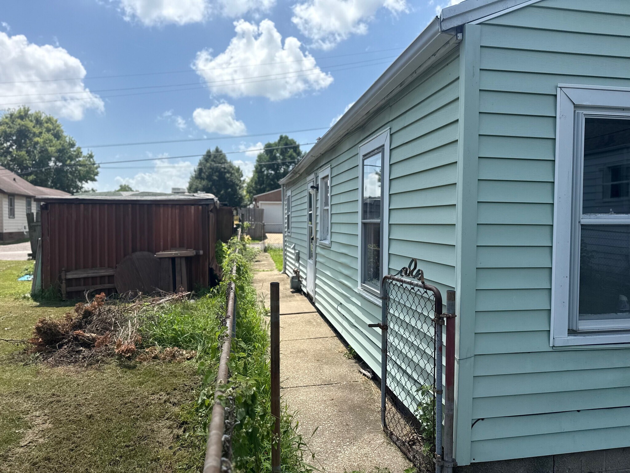 Building Photo - 2049 N Gale Ave