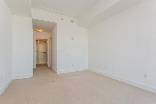 Building Photo - 5 Renaissance Sq