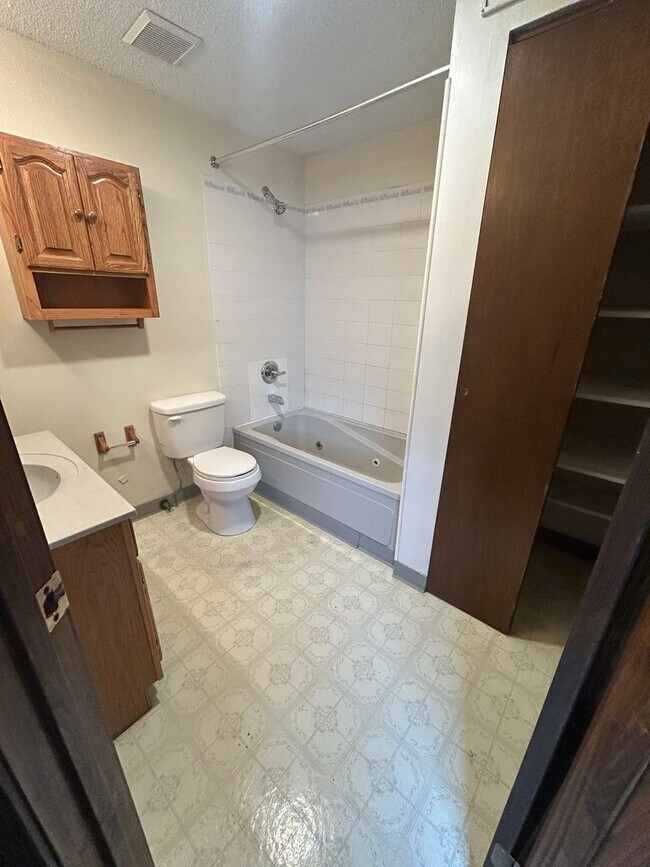 Building Photo - Three Bedroom Split-Level near Easton   **WESTERVILLE SCHOOLS**