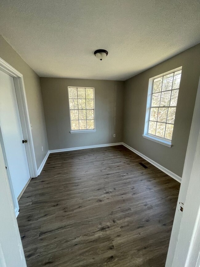 Building Photo - Newly renovated!