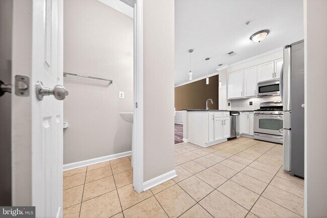 Building Photo - 15825 John Diskin Cir