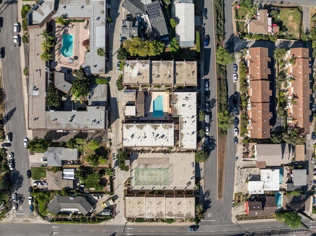 Building Photo - Escondido 2 bed 2.5 bath condo for lease