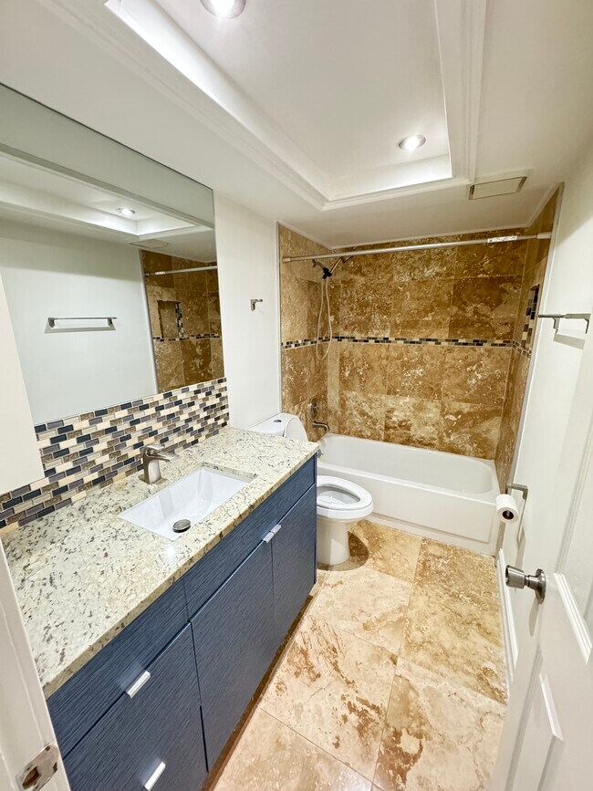 Building Photo - 905 SW 48th Ter
