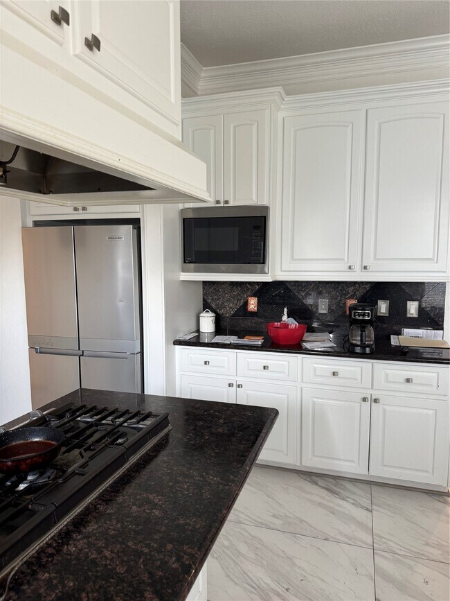 Building Photo - 6015 Ladonia St