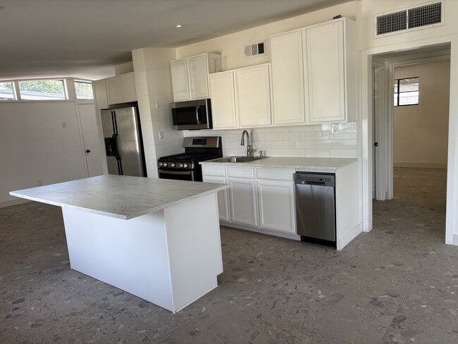 Building Photo - 519 W 16th St