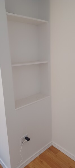 Bedroom#3 nook shelf - 29640 SW Volley St
