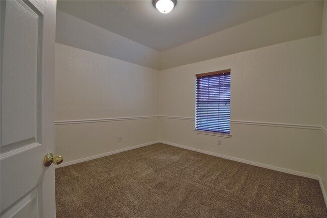 Building Photo - 2423 Falcon Dr