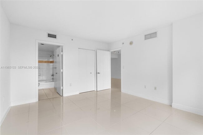 Building Photo - 1861 NW S River Dr