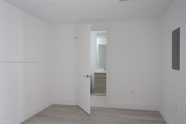 Building Photo - 1 br, 1.5 bath Condo - 121 NE 34th St Midt...