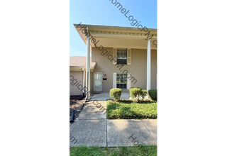 Building Photo - NORTH EAST SIDE 2 BEDROOM TOWNHOME AVAILABLE NOW!