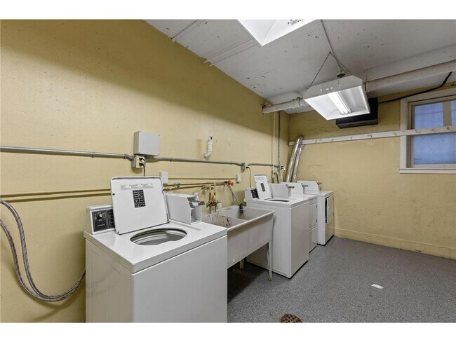 Building Photo - 2881 Irving Ave S