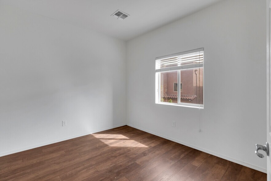 Building Photo - 4154 N Thurston Ln