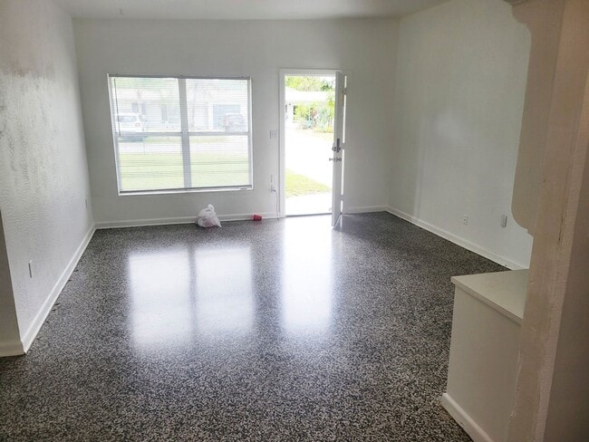 Building Photo - 3 Bedroom 2 Bath with Fenced in Yard