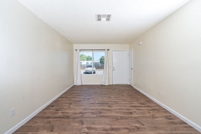Building Photo - 2 BR 1 BA in Hemet. Unit in a single story...