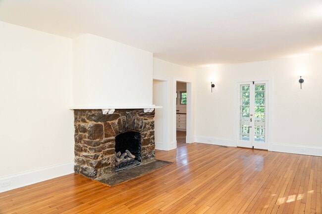 Building Photo - Large 4 Bedroom Home On Oakhurst Circle