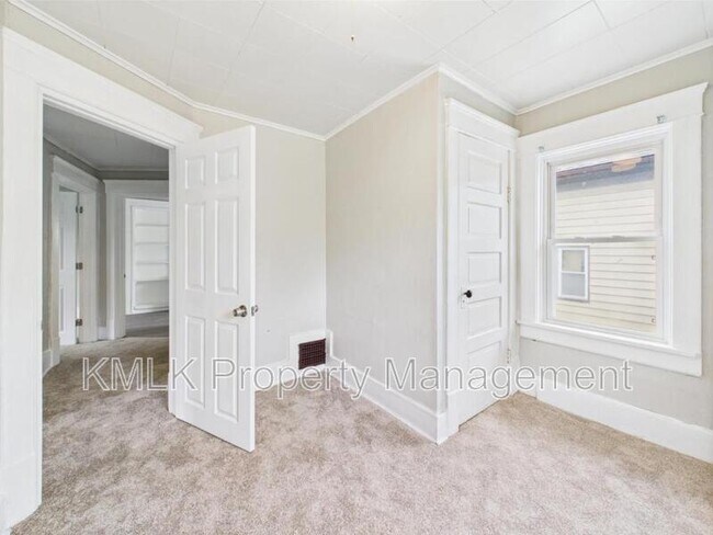 Building Photo - 448 E Voris St