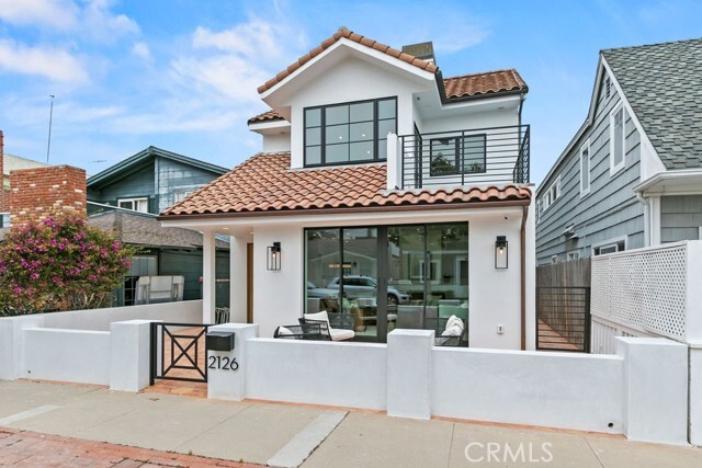Building Photo - 2126 Miramar Dr