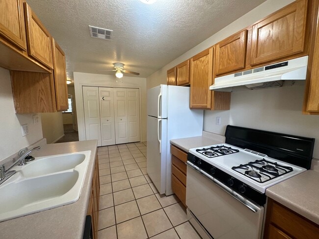 Building Photo - 2 bedroom 2 bathroom duplex available for ...
