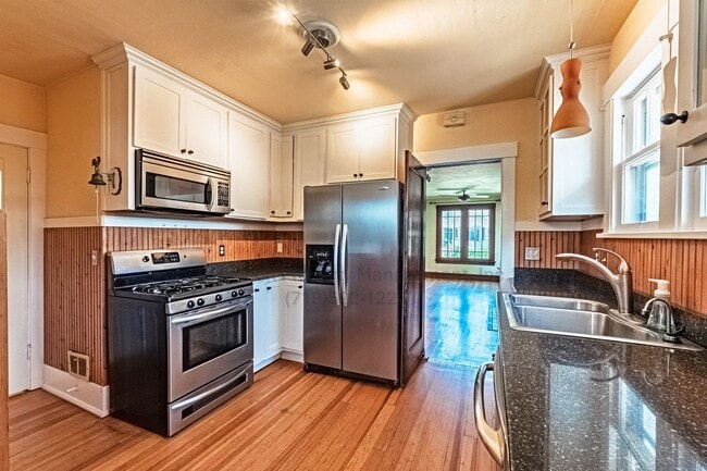 Building Photo - 215 E Washington St