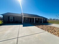 Building Photo - Available December 10th, 2025! 2 BR, 1 BA ...