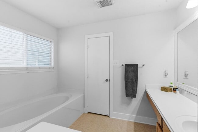 Building Photo - 3947 Carriage Park Row