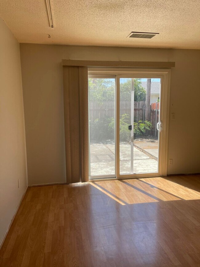 Building Photo - 5 Bedroom, 3 Bath Home in East Davis-$500 Off 1st Month's Rent