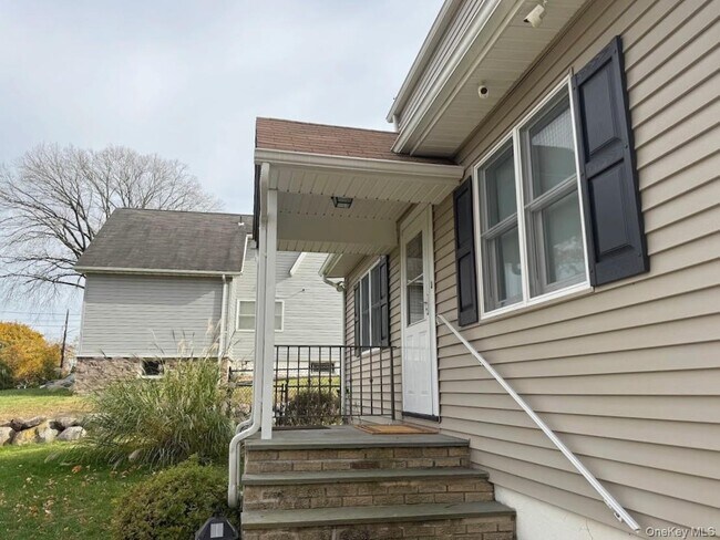 Building Photo - 5 Hall Ave