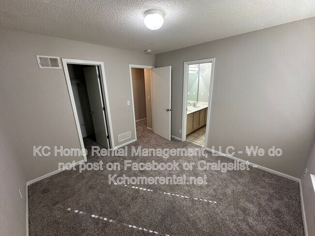 Building Photo - 8042 N Elmwood Ave