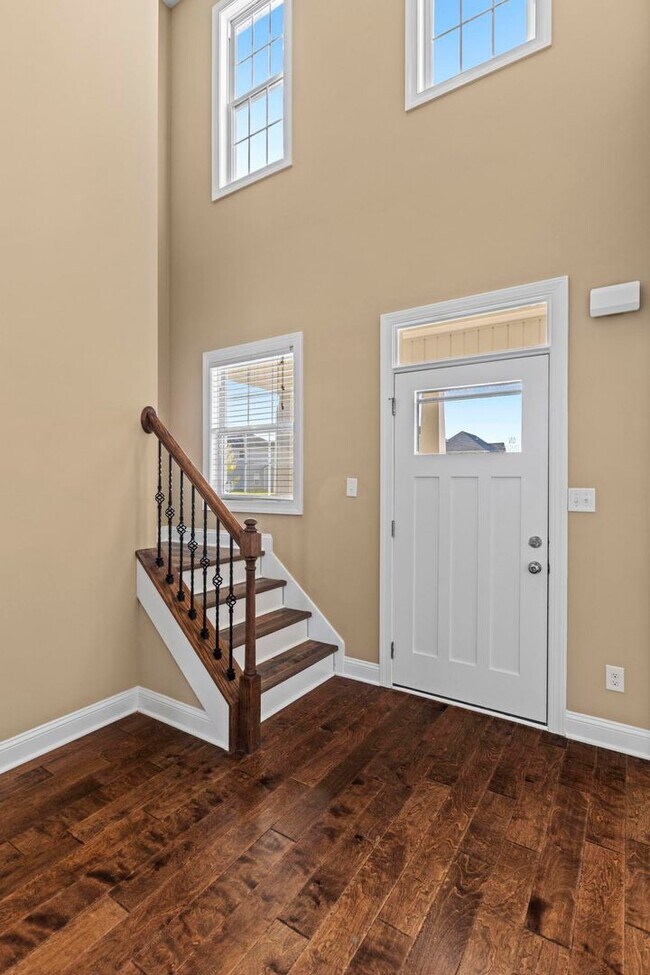 Building Photo - Large 5 bedroom home- don't miss this one!