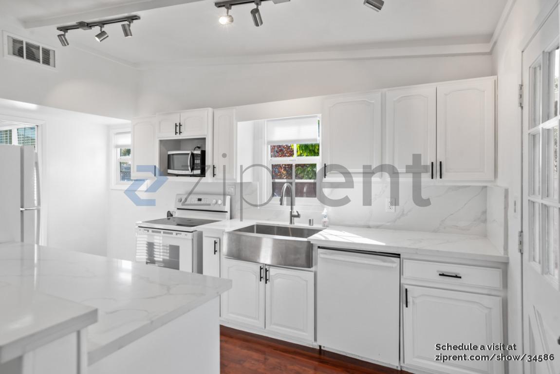 Building Photo - 246 St Andrews St