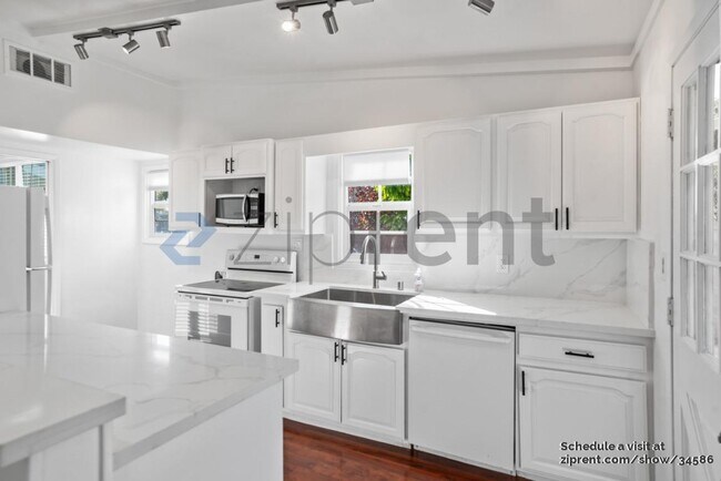 Building Photo - 246 St Andrews St