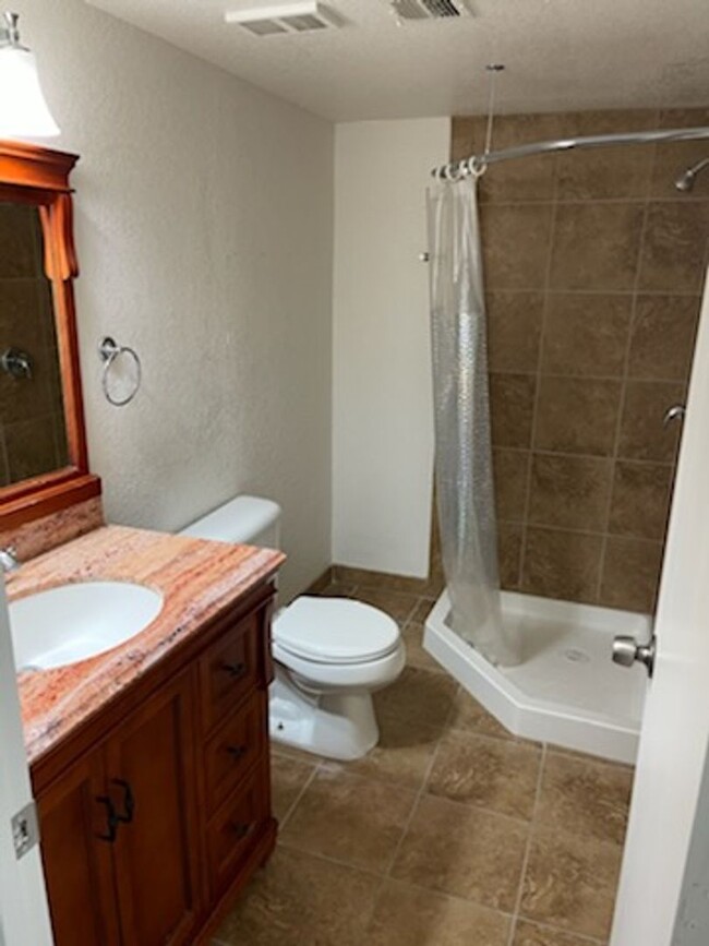 Building Photo - 2BR 2 BATH 2ND STORY CONDO