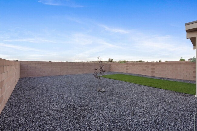 Building Photo - Coming Soon! | Modern | 3Bed/2Bath | Desirable Rio Rancho | Pets Welcome