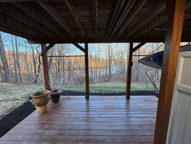 Building Photo - Beautiful 3 level END UNIT townhouse that ...