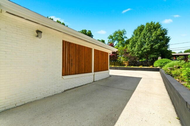 Building Photo - 2276 Johnston Rd