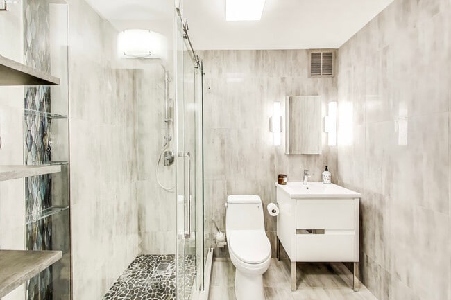 Building Photo - 100 E Walton St