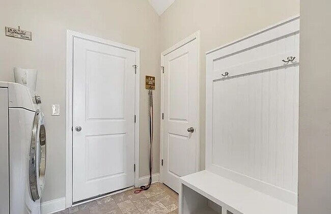 Building Photo - Spacious 4-Bedroom Retreat with 3 Full Baths in Anderson's Prime Location!