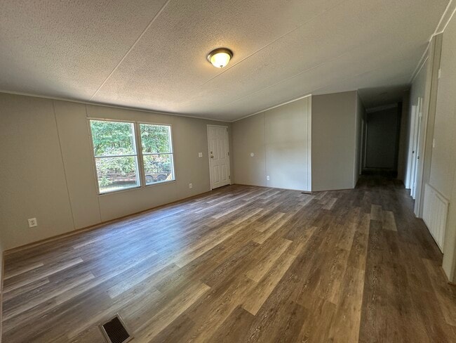 Building Photo - 319 Bridgeview Dr
