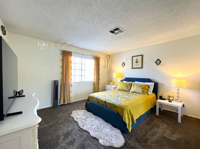 Building Photo - 2 bed, 1.5 bath in Riverside, CA!